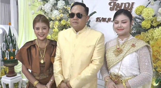 Yupin mengatakan prosesi itu sengaja dilakukan secara terbuka agar hubungan mereka tidak menjadi gosip, sekaligus memberi pengakuan sosial terhadap hubungan tersebut. Foto: Dok. Amarin TV, Khaosod English