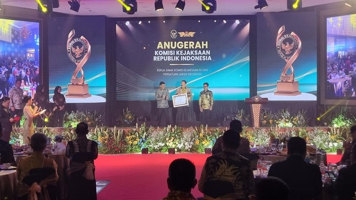 Jaksa Agung raih penghargaan luar biasa dari Komjak