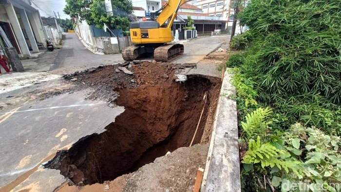 Jalan ambles di Jalan Raya Baturraden Barat, Kabupaten Banyumas, Senin (25/5/2026).