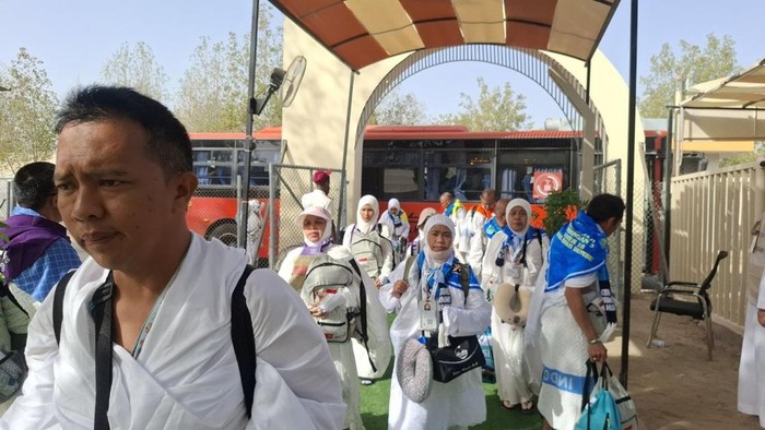 Jemaah haji Indonesia tiba di Arafah dan menempati tenda