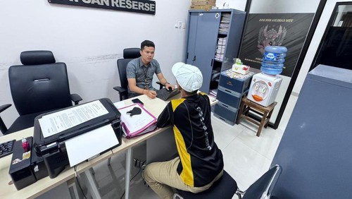 Salah seorang calon jemaah haji nonprosedural diperiksa, beberapa waktu lalu.