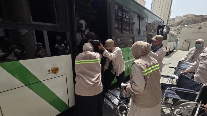Jemaah lansia dan disabilitas melakukan persiapan safari wukuf di hotel transit, Minggu (24/5/2026). (Media Center Haji 2026)