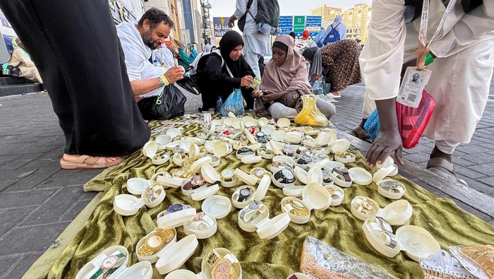 Muslim pilgrims shop at a jewelry store ahead of the annual Hajj pilgrimage, amid concerns over rising prices, in the holy city of Mecca, Saudi Arabia, May 20, 2026. Picture taken with a mobile phone. REUTERS/Ibraheem Abu Mustafa