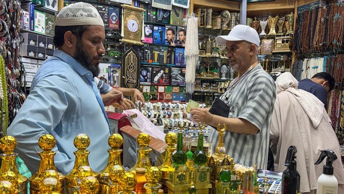 Muslim pilgrims shop at a jewelry store ahead of the annual Hajj pilgrimage, amid concerns over rising prices, in the holy city of Mecca, Saudi Arabia, May 20, 2026. Picture taken with a mobile phone. REUTERS/Ibraheem Abu Mustafa