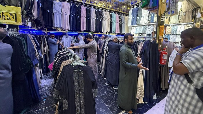 Jemaah Serbu Area Belanja di Makkah Jelang Puncak Haji Muslim pilgrims shop at a jewelry store ahead of the annual Hajj pilgrimage, amid concerns over rising prices, in the holy city of Mecca, Saudi Arabia, May 20, 2026. Picture taken with a mobile phone. REUTERS/Ibraheem Abu Mustafa