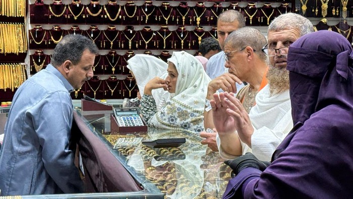 Muslim pilgrims shop at a jewelry store ahead of the annual Hajj pilgrimage, amid concerns over rising prices, in the holy city of Mecca, Saudi Arabia, May 20, 2026. Picture taken with a mobile phone. REUTERS/Ibraheem Abu Mustafa