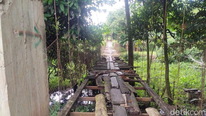 Jembatan gantung di Kelurahan Pajalesang, Kecamatan Wara, Kota Palopo tidak kunjung diperbaiki meski telah menelan korban jiwa.
