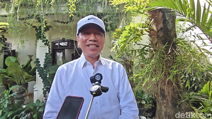 Presiden ke-7 RI Joko Widodo (Jokowi) saat ditemui di kediamannya di Sumber, Banjarsari, Solo, Senin (25/5/2026).