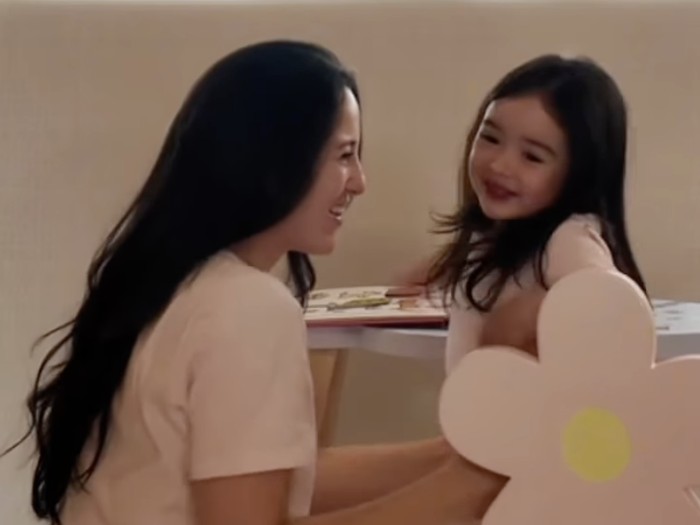 Julie Estelle umumkan hamil anak kedua.