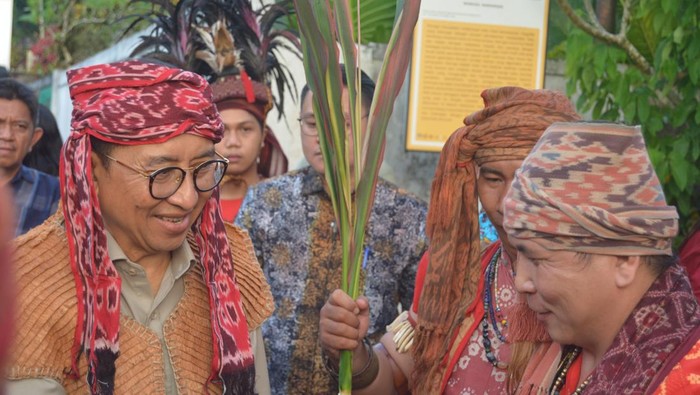 Antropolog dari Royal Tropical Institute Belanda, Clementine Henriëtte Marie Nooy-Palm, dalam bukunya Oude Kunst van de Minahasa (Ancient Arts of the Minahasa) yang terbit pada 1958, menyebut kain bentenan sebagai kain sakral dan langka asal Minahas