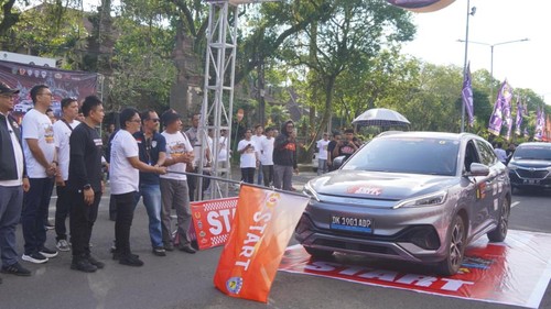 Wabup Jembrana, IGN Patriana Krisna (Ipat) saat mengibarkan bendera start tanda pelepasan Kejurnas Jembrana Time Rally 2026 di depan Kantor Bupati Jembrana, Sabtu (22/5/2026).