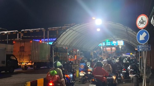 Kepadatan arus lalulintas terjadi di dalam areal Pelabuhan Gilimanuk, Kabupaten Jembrana, Bali, Senin (25/5/2026). (Dok Pos AL Gilimanuk)