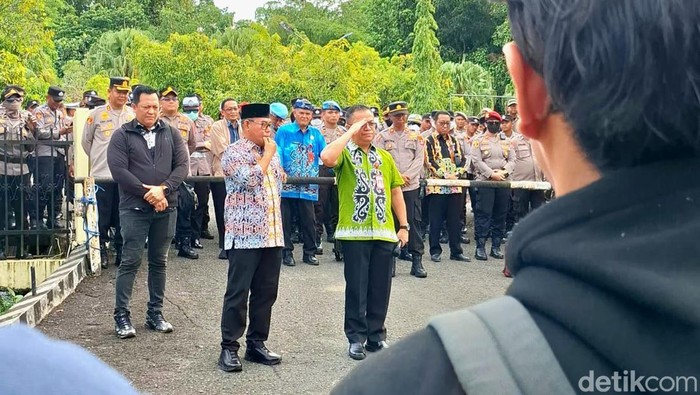 Kepala Inspektorat Kota Tarakan, Abd. Azis Hasan (sikap hormat) di tengah demonstran