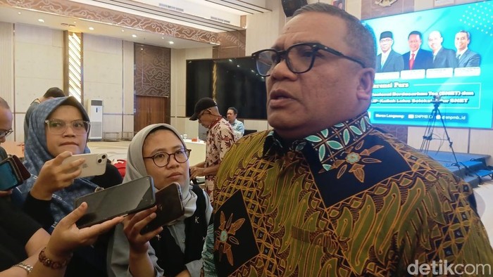 Ketua Tim Penanggung Jawab SNPMB Eduart Wolok usai konferensi pers pengumuman hasil UYBK SNBT 2026 di Graha Kemdiktisaintek, Jl Pintu 1 Senayan, Jakarta, Senin (25/5/2026).