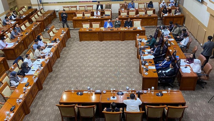 Rapat kerja Komisi III DPR dengan Menteri Hukum (Menkum) Supratman Andi Agtas, perwakilan Kemenkeu hingga Kemensesneg membahas RUU Polri di kompleks parlemen, Senayan, Jakarta, Senin (25/5/2026).