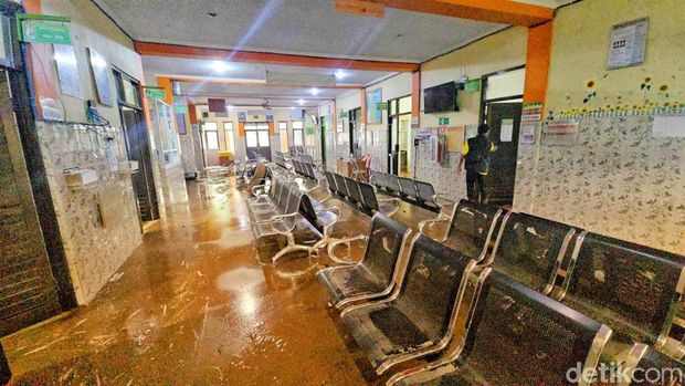 Kondisi banjir di Puskesmas Palabuhanratu Kondisi banjir di Puskesmas Palabuhanratu
