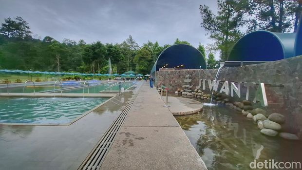Kondisi kolam air panas Jiwanta Cimanggu Thermal Springs. Kondisi kolam air panas Jiwanta Cimanggu Thermal Springs.