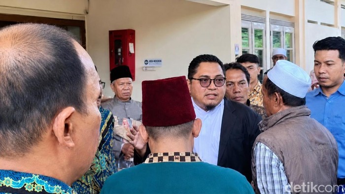 Kuasa Hukum PT Anisa Berkah (Jas Hitam) saat bersitegang dengan korban dugaan penipuan umrah di depan PN Pamekasan.