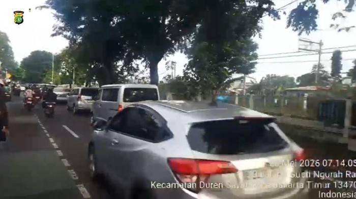Lalu lintas di dekat Stasiun Klender sempat macet akibat massa tawuran, kini kembali lancar.