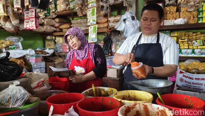 Lapak bumbu dapur di Pasar Porong Sidoarjo yang kebanjiran pesanan jelang Idul Adha.