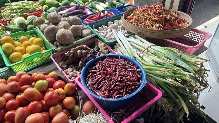 Lapak pedagang penjual cabai rawit di Pasar Wonokromo Surabaya.