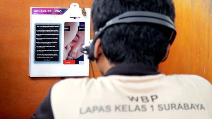 Sejumlah warga binaan pemasyarakatan menggunakan layanan wartelsuspas di Lembaga Pemasyarakatan (Lapas) Kelas I Surabaya di Porong, Sidoarjo, Jawa Timur, Senin (25/5/2026). Layanan Wartel Khusus Pemasyarakatan di Lapas Kelas I Surabaya tersebut memfasilitasi komunikasi bertatap layar bagi warga binaan dengan keluarga secara terjadwal, terpantau, dan tanpa pungutan liar untuk mencegah penyalahgunaan, dengan pengawasan operasional yang melibatkan pihak ketiga. ANTARA FOTO/Umarul Faruq/YU
