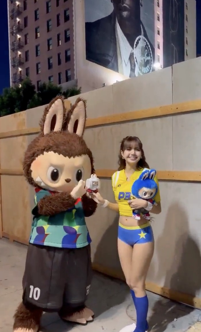 Gaya Lisa BLACKPINK mengisi soundtrack Piala Dunia 2026. Maskot Labubu tampil jadi cameo.