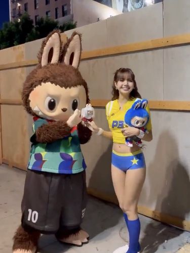 Lisa BLACKPINK Gaya Lisa BLACKPINK mengisi soundtrack Piala Dunia 2026. Maskot Labubu tampil jadi cameo.