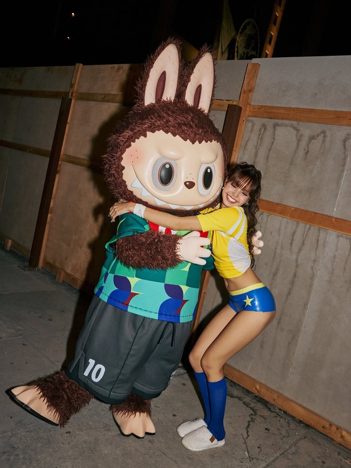 Gaya Lisa BLACKPINK mengisi soundtrack Piala Dunia 2026. Maskot Labubu tampil jadi cameo.