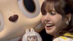 Labubu Ikutan di MV Lisa BLACKPINK untuk Piala Dunia 2026