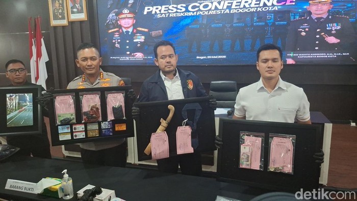 M Febryan alias Ambon (26) mengaku tega membunuh dan melempar jasad AA dari jalan layang Tol BORR ke Jalan Raya Sholis Kota Bogor karena sakit hati. (M Sholihin/detikcom)