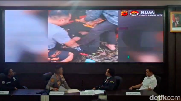 M Febryan alias Ambon (26) mengaku tega membunuh dan melempar jasad AA dari jalan layang Tol BORR ke Jalan Raya Sholis Kota Bogor karena sakit hati. (M Sholihin/detikcom)