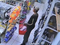 Aksi Maling Gasak Puluhan Barang di Minimarket Surabaya Terekam CCTV