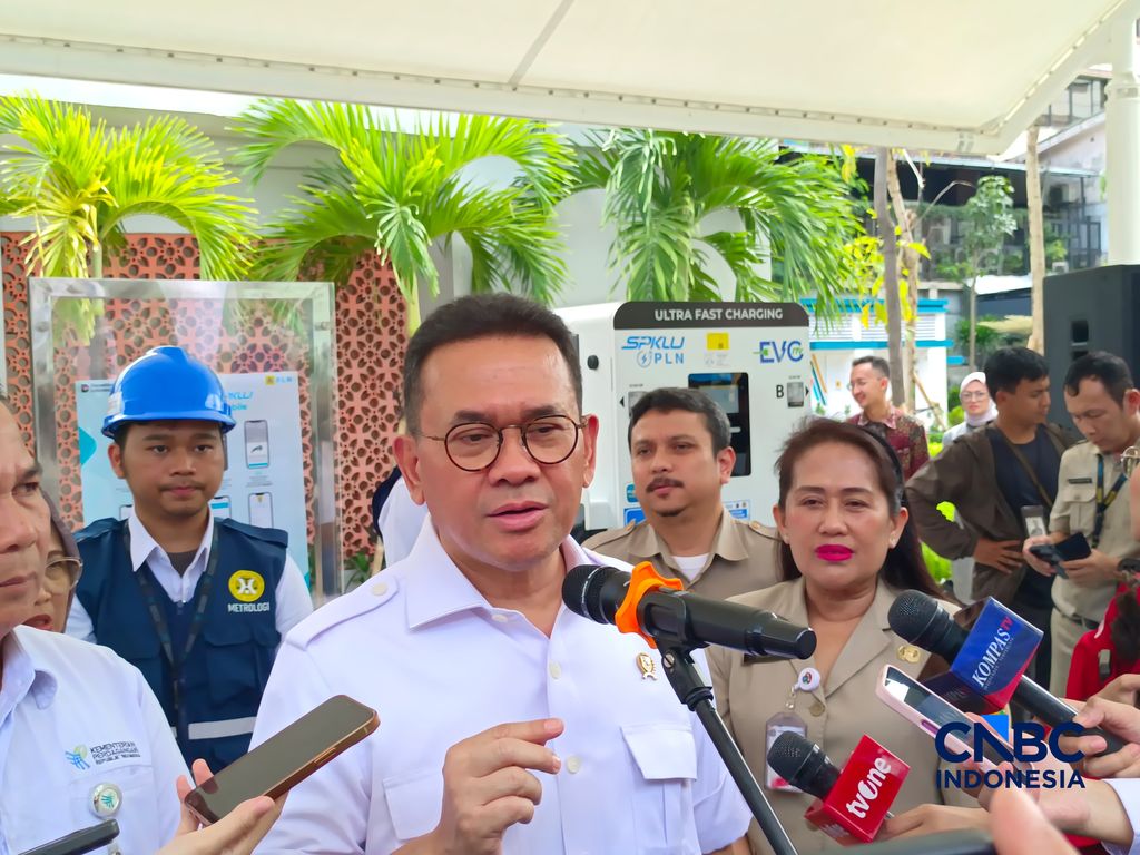 Menteri Perdagangan (Mendag) Budi Santoso saat ditemui usai peluncuran Alat Ukur Pengisi Daya Kendaraan Listrik di Lapangan Parkir Kemendag, Jakarta, Senin (25/5/2026). Menteri Perdagangan (Mendag) Budi Santoso saat ditemui usai peluncuran Alat Ukur Pengisi Daya Kendaraan Listrik di Lapangan Parkir Kemendag, Jakarta, Senin (25/5/2026). (CNBC Indonesia/Martyasari Rizky