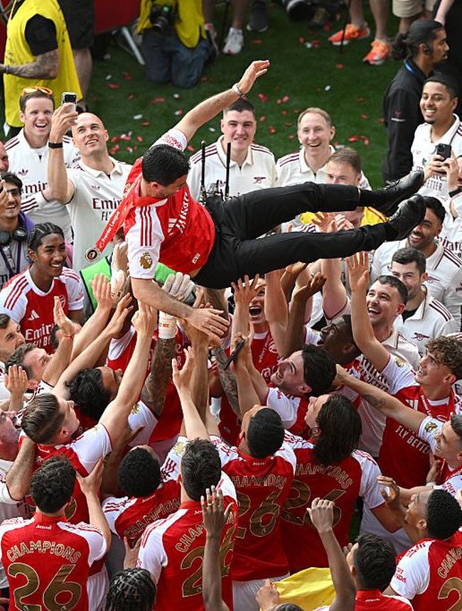 Pemain Arsenal Tonton Arteta Angkat Trofi Premier League