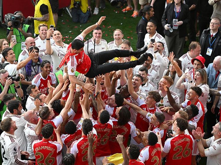 Pemain Arsenal Tonton Arteta Angkat Trofi Premier League