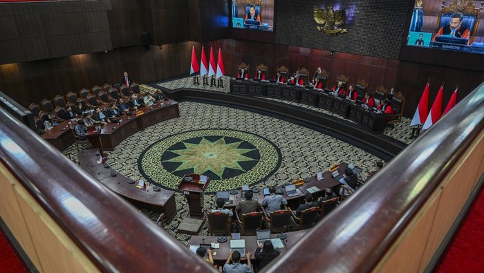Suasana sidang pengucapan putusan di Gedung Mahkamah Konstitusi, Jakarta, Senin (25/5/2026). MK mengabulkan permohonan perkara nomor 128/PUU-XXIV/2026 yaitu meminta Komisi Pemilihan Umum (KPU) untuk menggugurkan partai politik (parpol) di daerah pemilihan (dapil) tertentu, jika tak memenuhi syarat keterwakilan perempuan pada Pemilu paling sedikit 30 persen. ANTARA FOTO/Galih Pradipta/YU