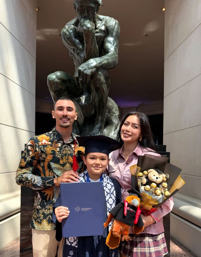 Jessica Iskandar dan Vincent Verhaag juga turut merasakan kebahagiaan saat menghadiri wisuda El Barack Alexander. Putra sulung Jessica itu baru saja lulus sekolah dasar dan menjalani prosesi wisuda dengan penuh haru bersama kedua orangtuanya. Foto: Instagram @inijedar