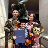 Jessica Iskandar dan Vincent Verhaag juga turut merasakan kebahagiaan saat menghadiri wisuda El Barack Alexander. Putra sulung Jessica itu baru saja lulus sekolah dasar dan menjalani prosesi wisuda dengan penuh haru bersama kedua orangtuanya. Foto: Instagram @inijedar