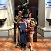 10 Potret Artis Dampingi Anak Wisuda, Jessica Iskandar Kasual Pakai Rok Mini