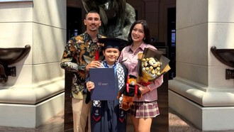 Jessica Iskandar Bangga El Barack Lulus SD Borong Nilai A