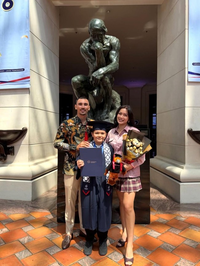 10 Potret Artis Dampingi Anak Wisuda, Jessica Iskandar Kasual Pakai Rok Mini
