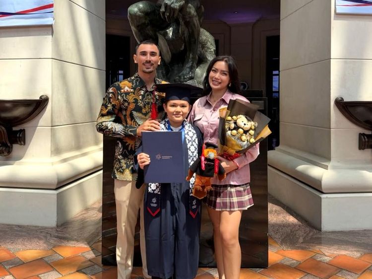 10 Potret Artis Dampingi Anak Wisuda, Jessica Iskandar Kasual Pakai Rok Mini