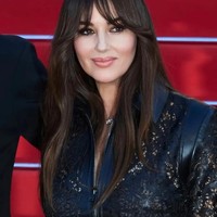 Pesona Monica Bellucci di Usia 61, Gayanya Pakai Gaun Fendi Panen Pujian