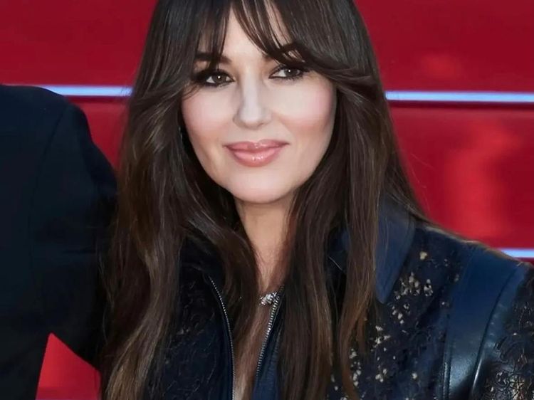 Pesona Monica Bellucci di Usia 61, Gayanya Pakai Gaun Fendi Panen Pujian