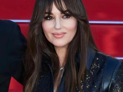 Pesona Monica Bellucci di Usia 61, Gayanya Pakai Gaun Fendi Panen Pujian