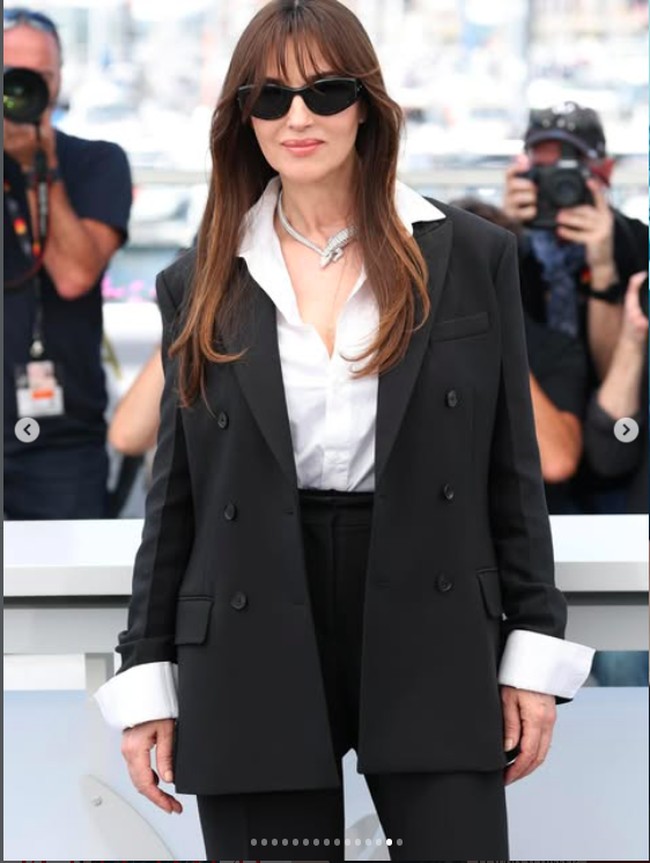 Sementara Festival Film Cannes melarang busana transparan. Gaya pemain The Matrix Revolutions ini selama acara yang anggun, tertutup, dan tidak melanggar aturan pun menuai pujian. Foto: Instagram @barbarabaumel