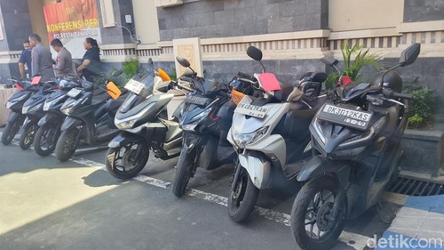 Sejumlah barang bukti motor curian dalam gelar kasus di Mapolresta Denpasar, Senin (25/5/2026).