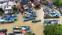 Foto udara Sejumlah perahu dan kapal nelayan ditambatkan di aliran sungai Pelabuhan Kuala Cangkol Desa Padang Seurahet, Johan Pahlawan, Aceh Barat, Aceh, Senin (25/5/2026). Foto: ANTARA FOTO/SYIFA YULINNAS