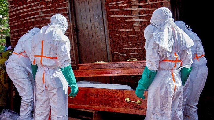 Petugas Palang Merah dan tenaga medis meningkatkan upaya penanganan wabah Ebola yang kembali muncul di Mongbwalu, Wilayah Djugu, Provinsi Ituri, Republik Demokratik Kongo. Langkah darurat dilakukan untuk menahan penyebaran virus Ebola strain Bundibugyo yang kembali memicu kekhawatiran di kawasan tersebut. REUTERS/Gradel Muyisa Mumbere